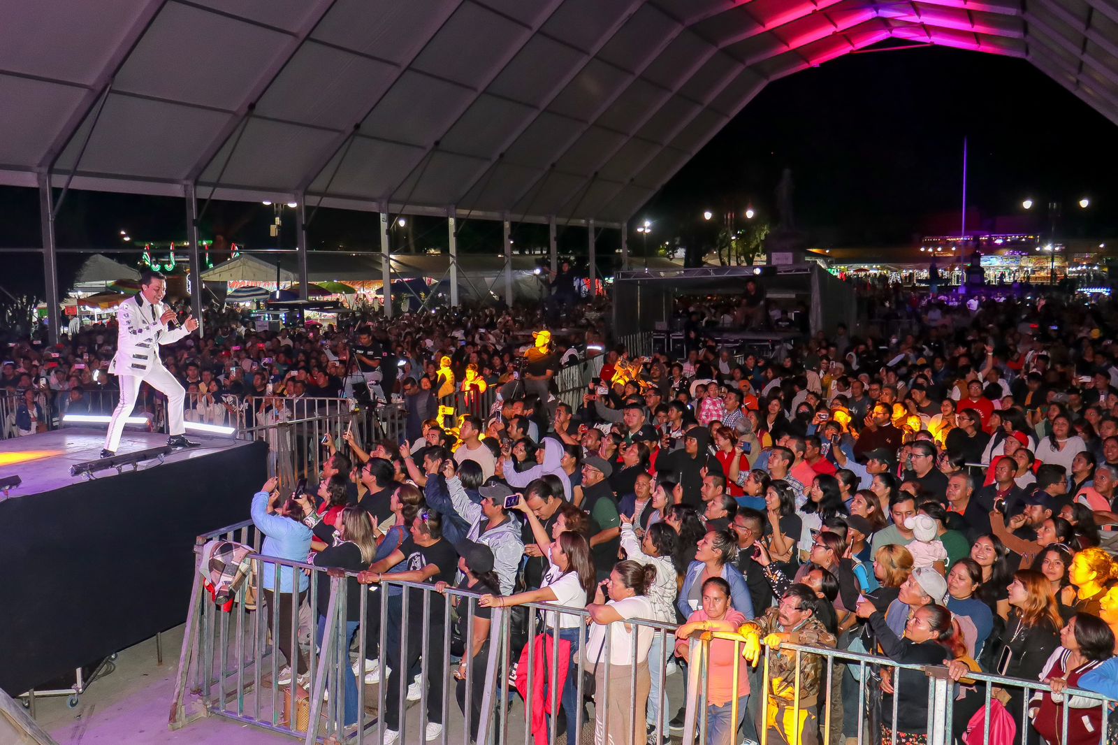 Ritmo y nostalgia de Los Klazykeros envuelven la feria de San Pedro Cholula