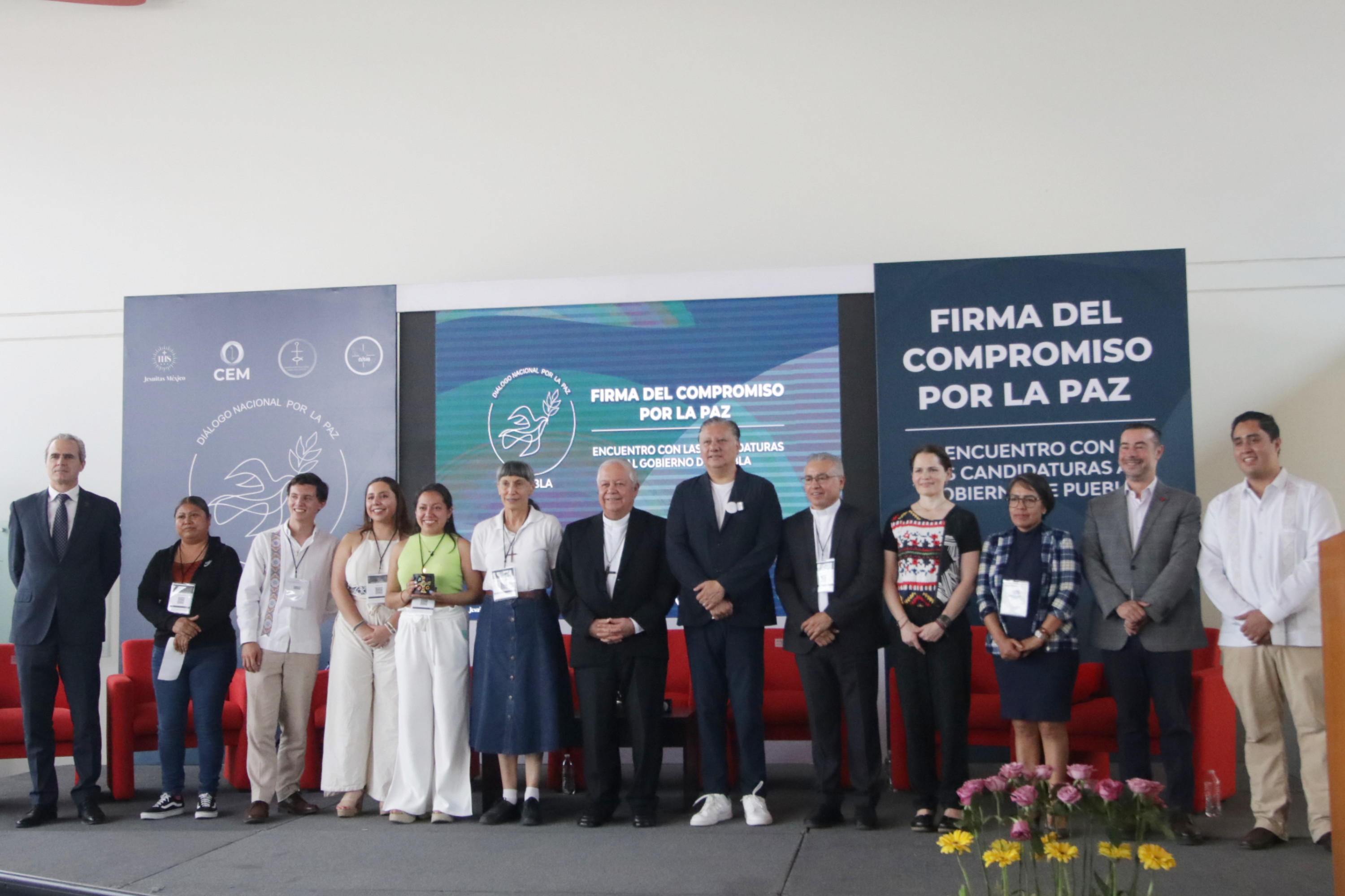 Fernando Morales firma compromiso por la Paz en IBERO