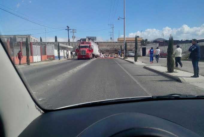 Ferrocarril se lleva tráiler en Cañada; no hay heridos