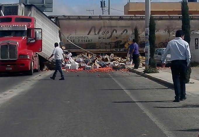 Ferrocarril se lleva tráiler en Cañada; no hay heridos