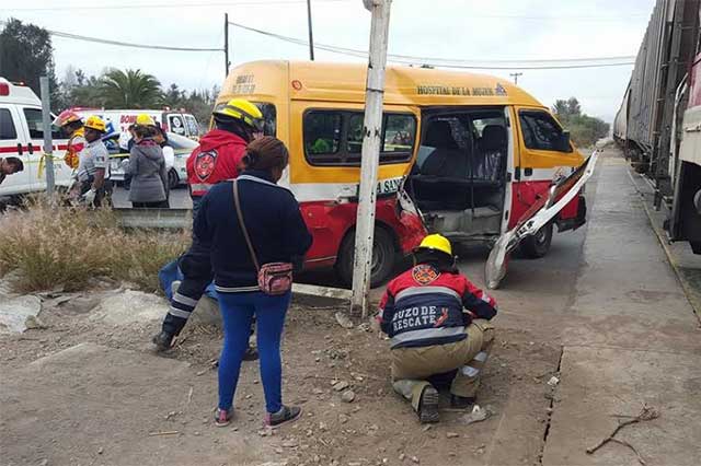 Deja 8 heridos choque entre unidad de transporte público y tren