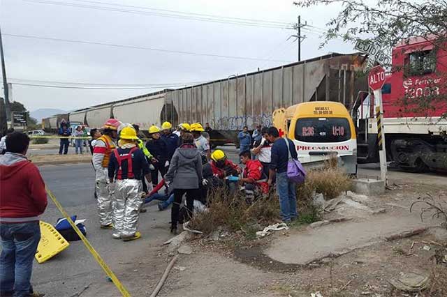 Deja 8 heridos choque entre unidad de transporte público y tren