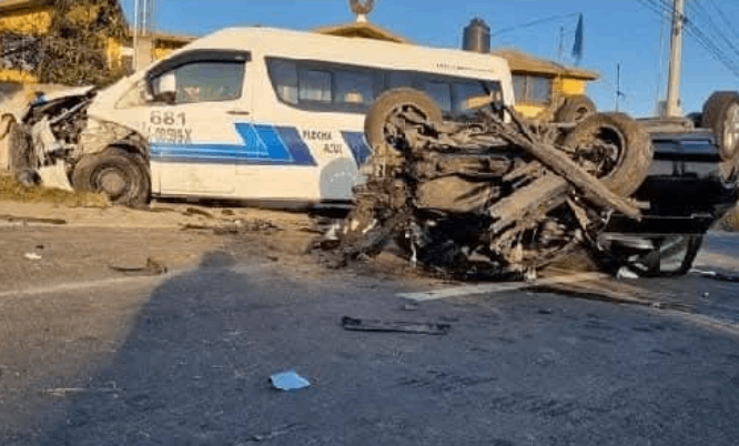 En Tlaxcala elementos de la FGE chocan unidad del transporte público y luego huyen