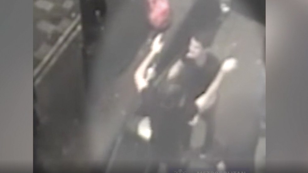 VIDEO Hombres celebran tras violar a jovencita en un bar
