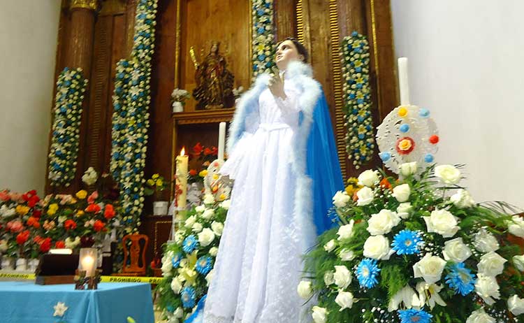 Celebran fieles católicos a la Virgen de la Asunción