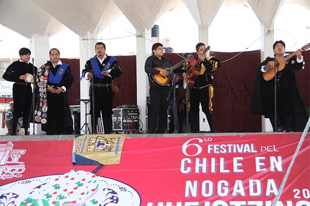 Acuden miles de visitantes al Festival del Chile en Nogada de Huejotzingo