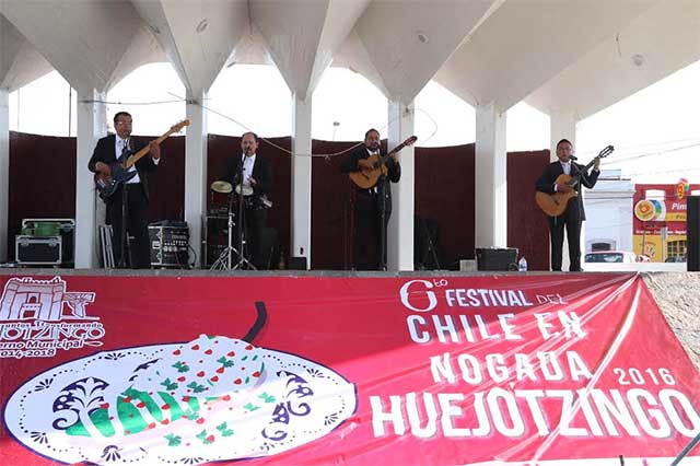 Acuden miles de visitantes al Festival del Chile en Nogada de Huejotzingo