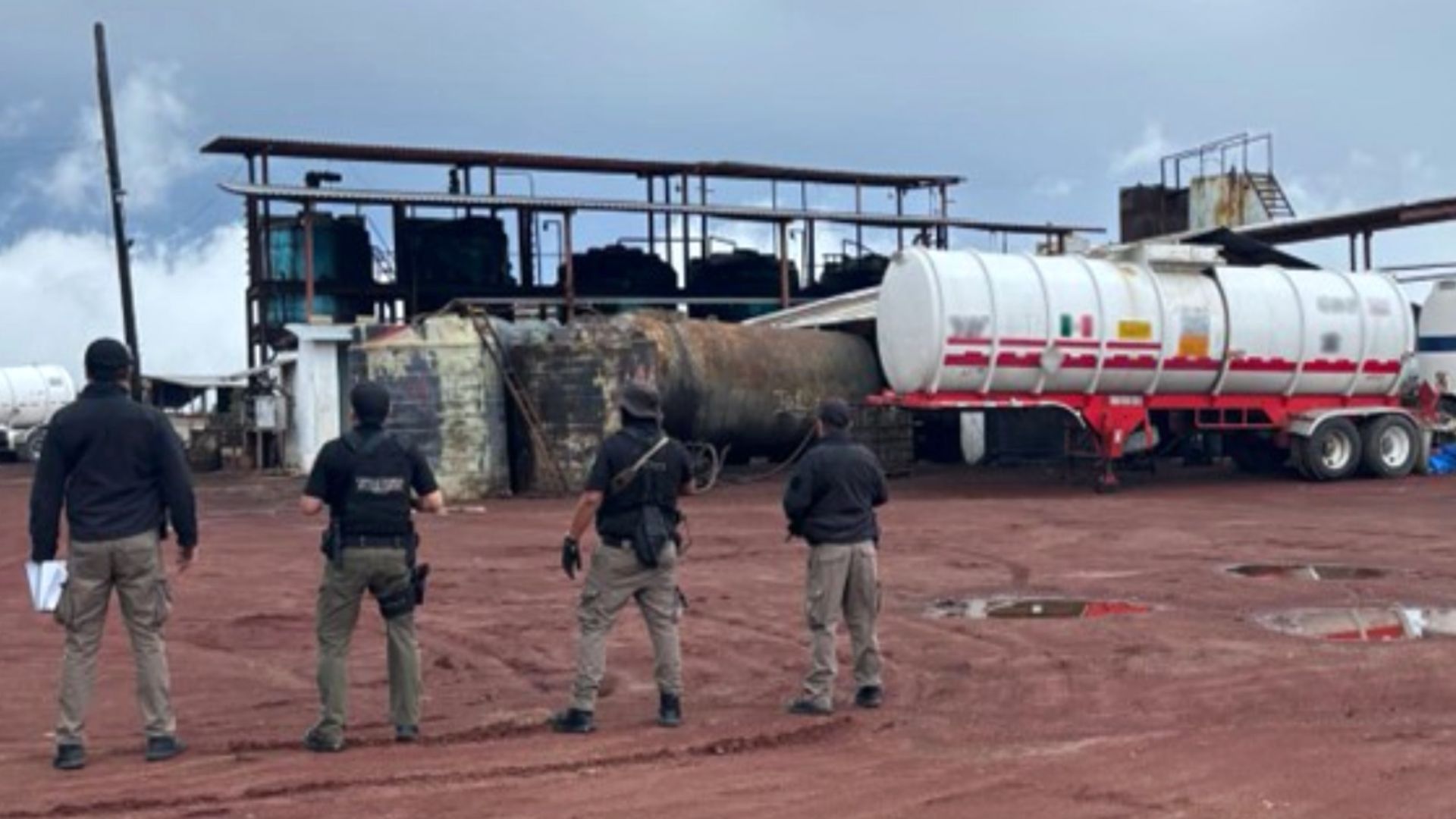 Elementos de la FGR aseguraron 933,000 litros de huachicol en Veracruz 