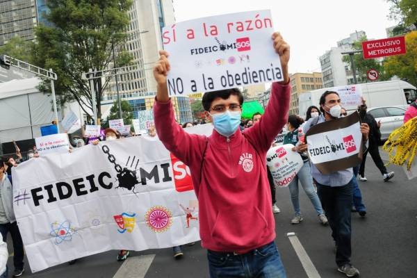 VIDEO Por segundo día bloquean el Senado en contra de extinción de fideicomisos