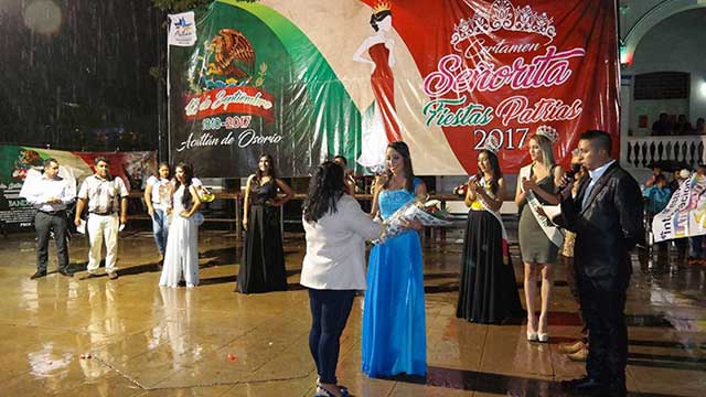 Yarely Tobón gana certamen de reina de las fiestas patrias en Acatlán