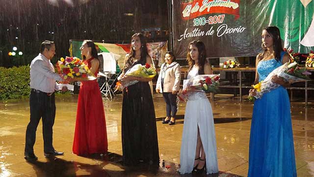 Yarely Tobón gana certamen de reina de las fiestas patrias en Acatlán
