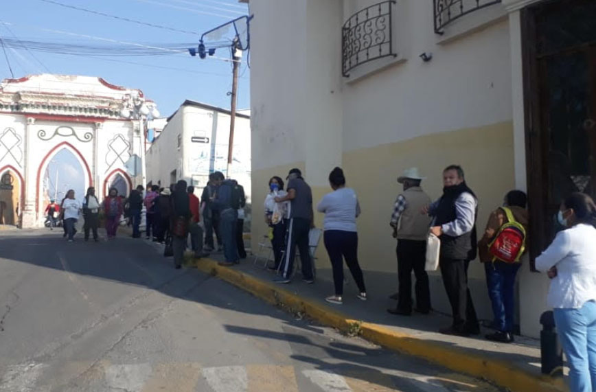 Registran filas grandísimas para vacunarse contra COVID en Atlixco