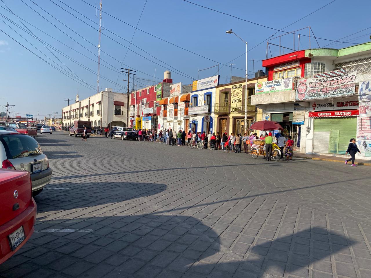 En Huejotzingo hacen filas para recibir despensa sin sana distancia