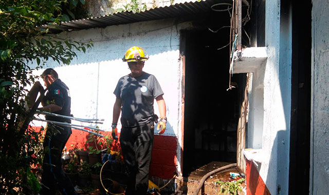 Incendio en casa obliga a desalojo de secundaria en Huauchinango