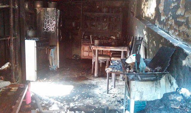 Incendio en casa obliga a desalojo de secundaria en Huauchinango
