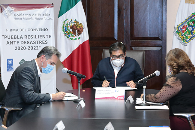 Barbosa firma el convenio Puebla resiliente ante desastres 2020-2022