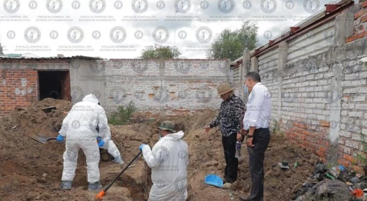 Fiscalía localiza los restos de 32 personas en fosa en Irapuato, Guanajuato
