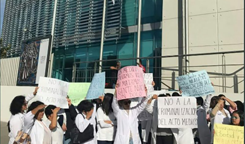 Médicos se manifiestan afuera de la Fiscalía en Puebla 