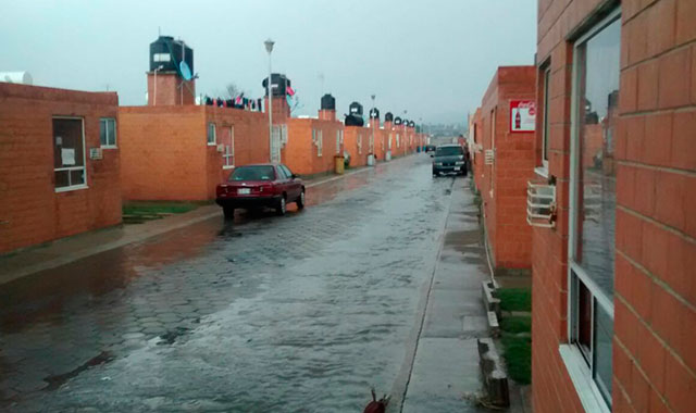 Empresas colapsan drenaje y ocasionan inundaciones en Texmelucan, acusan colonos 