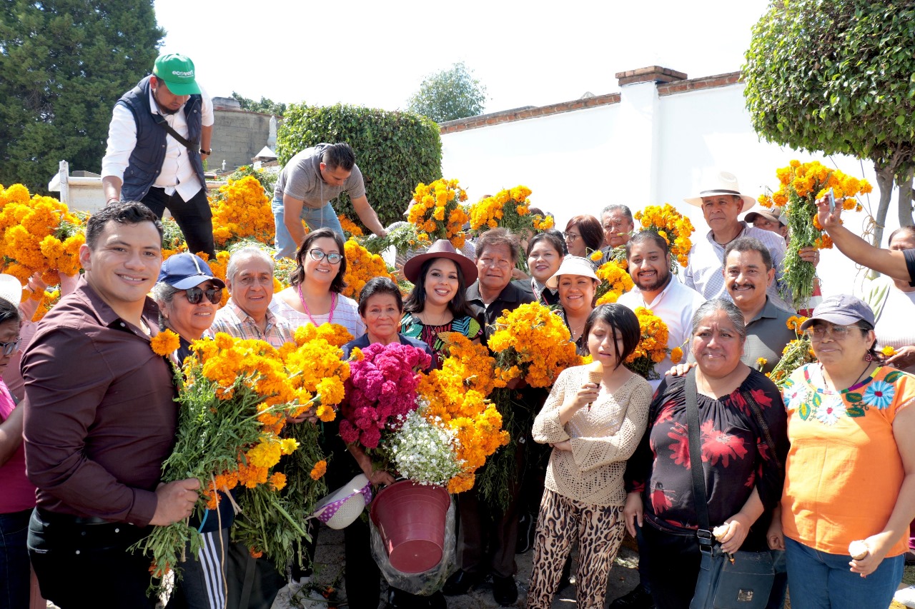 Entrega Gobierno de Cholula flores en panteones municipales