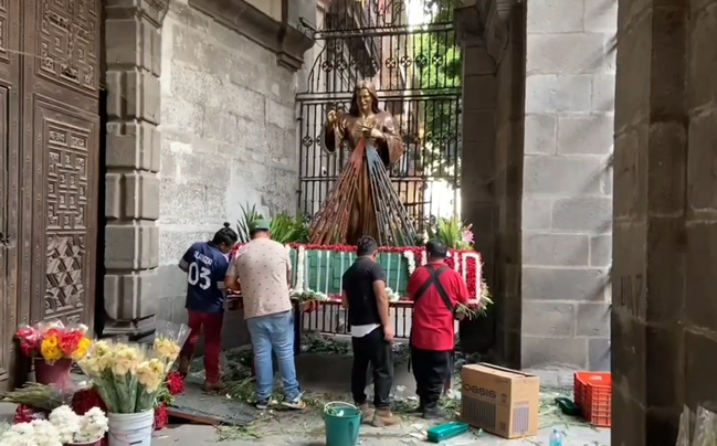 Floristas adornan imagen de Jesús de la Divina Misericordia para el Viernes Santo 