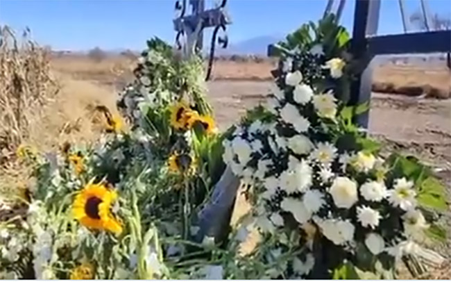 Con flores en el lugar del accidente recuerdan a Martha Erika y a Moreno Valle