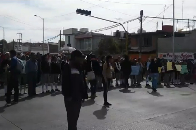 Bloquean estudiantes de la FNERRR la carretera federal a Tehuacán