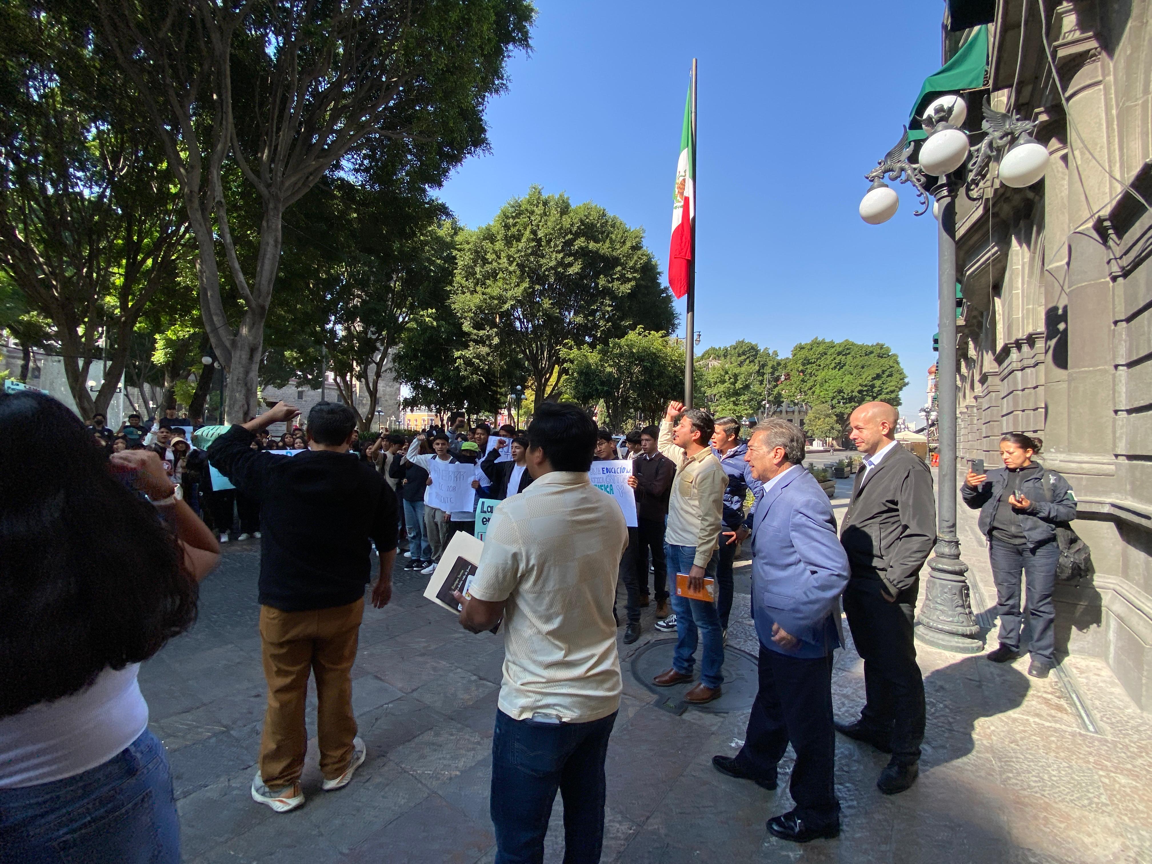 Estudiantes FNERRR se reúnen con autoridades de Puebla capital para presentar peticiones