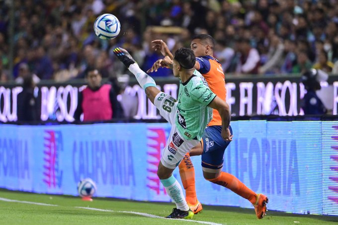 VIDEO Larcamón le gana la partida al Puebla