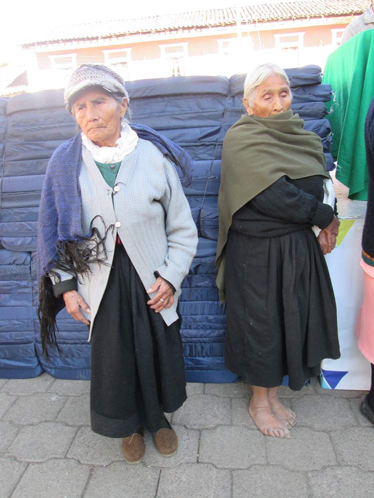 Entregan apoyos del FONDEN contra el frío en Huauchinango