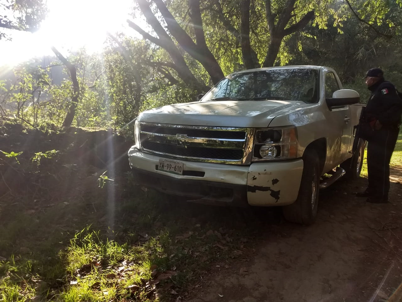 A balazos, federales recuperan camionetas robadas en Esperanza
