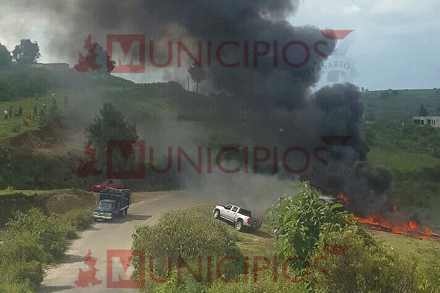 Arde camioneta por pelea de huachicoleros en Tlalancaleca