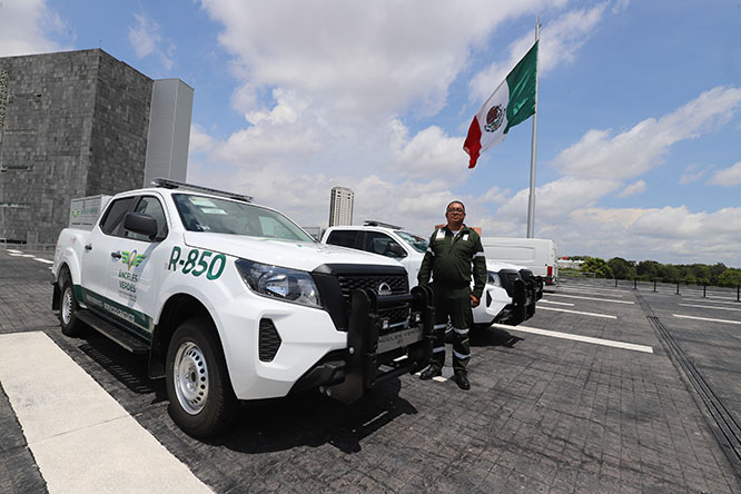 Sergio Salomón entrega nuevas unidades vehiculares a personal de Ángeles Verdes