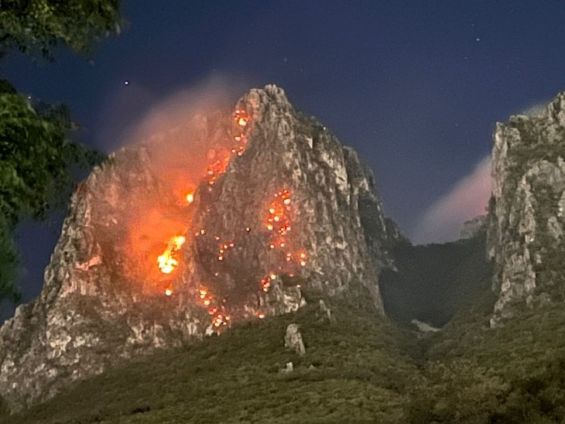 Se incendia el Cerro de la Silla en Nuevo León 