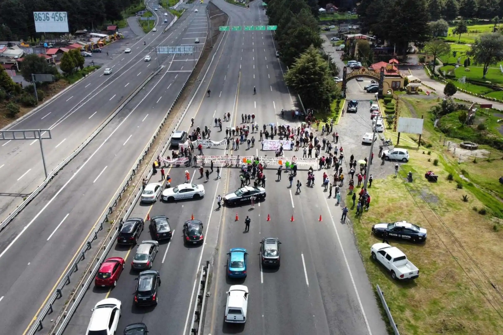 Ejidatarios tienen bloqueada la carretera México-Toluca