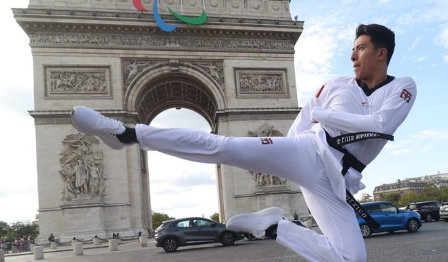 Festeja Luis Mario Nájera su plata de París 2024 en el Arco del Triunfo