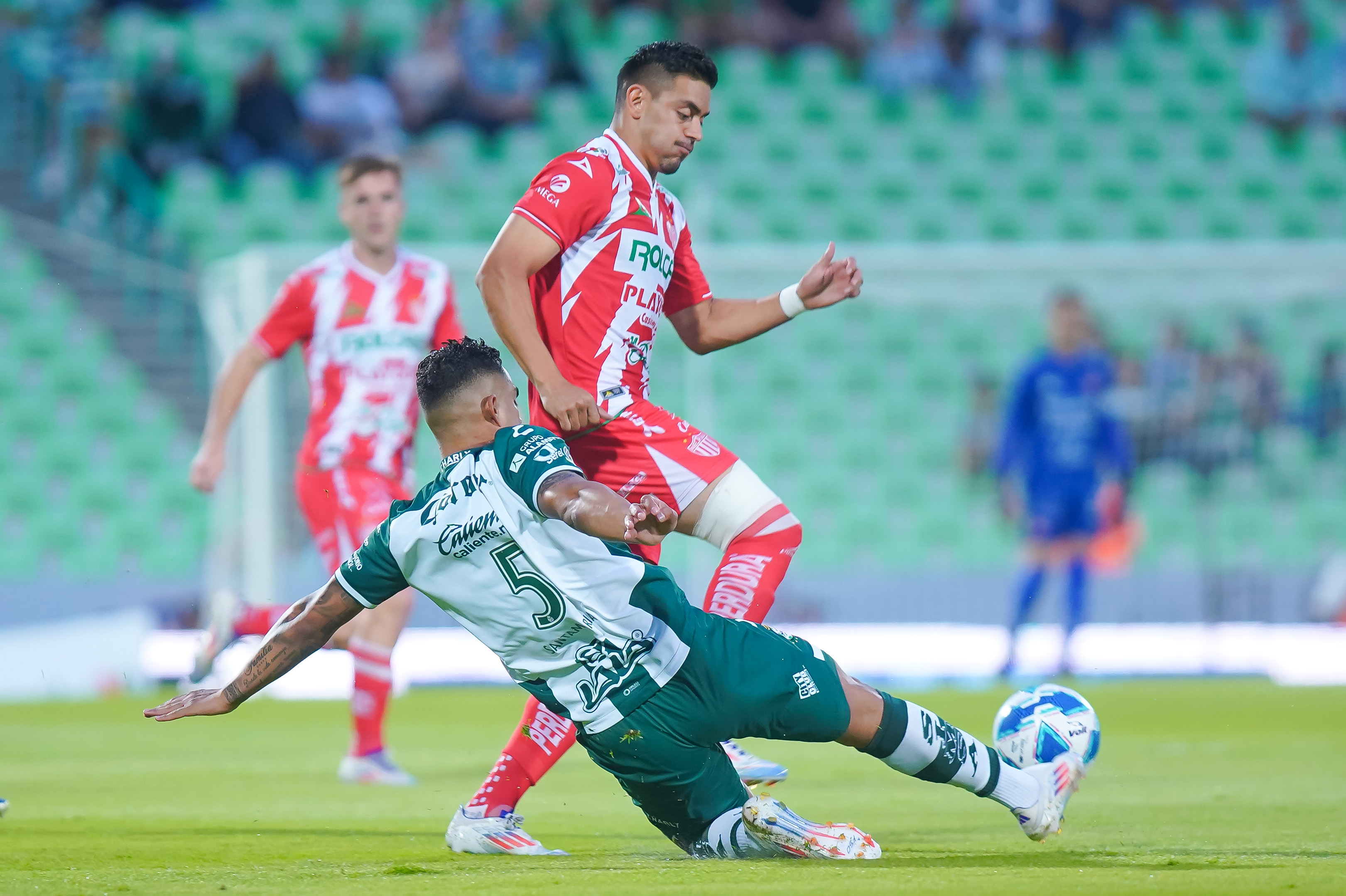 Santos consigue ante Necaxa su primera victoria