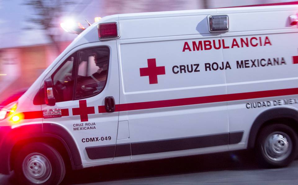 Mueren dos paramédicos tras chocar ambulancia en Puebla capital