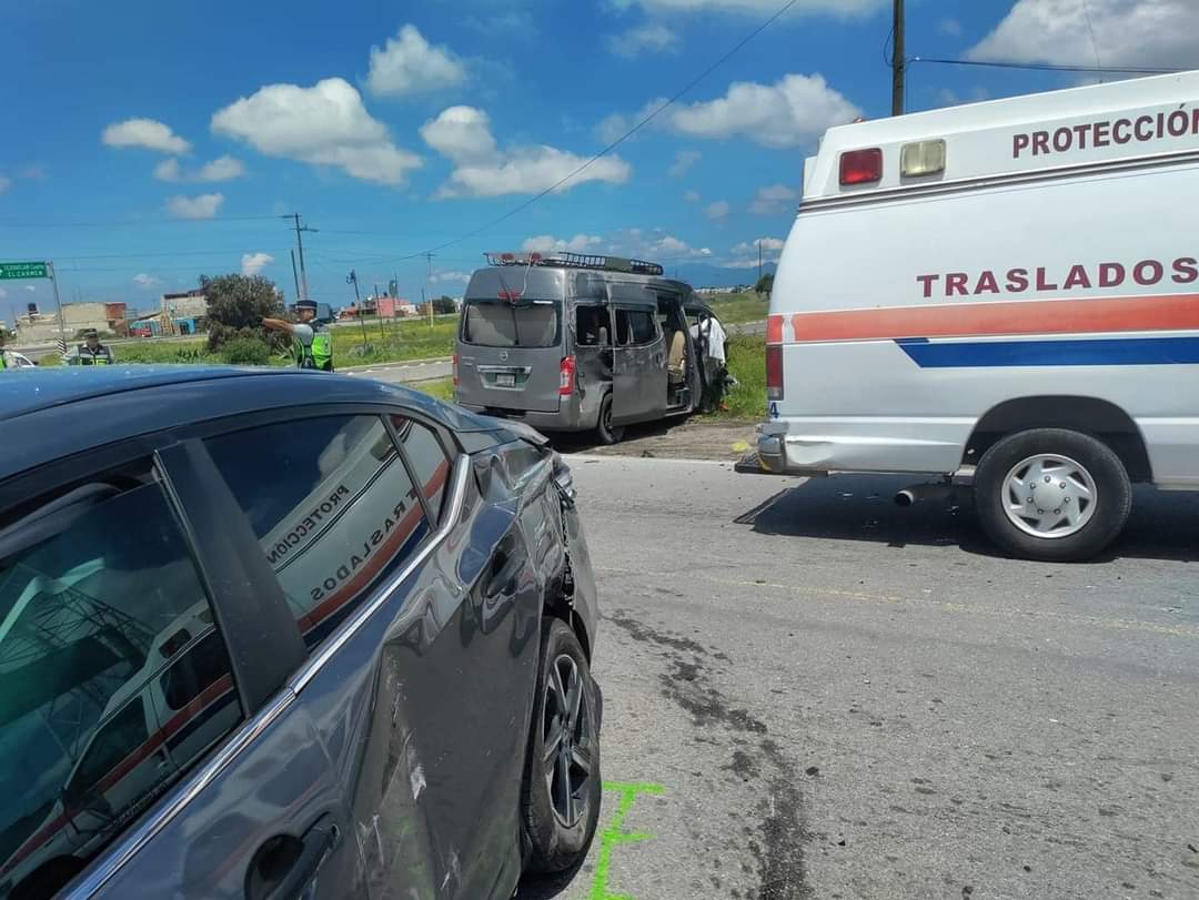 Choca combi contra auto y deja un muerto en carretera San Hipólito- Xalapa