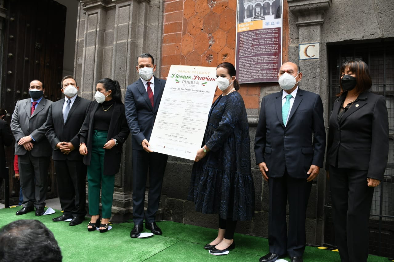 Colocan bando solemne por fiestas patrias en la sede del Poder Judicial