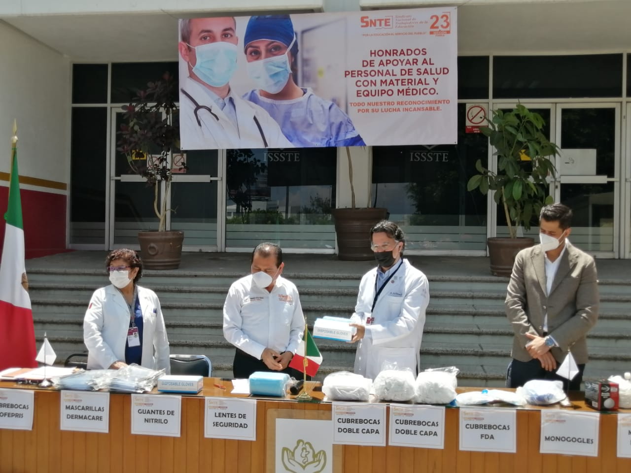 SNTE 23 entrega insumos médicos a personal del Hospital ISSSTE Puebla