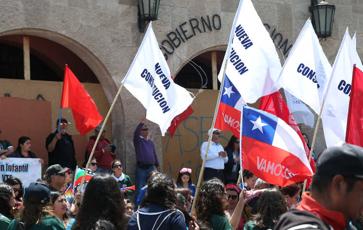 Chilenos aprueban por mayoría cambiar la Constitución de Pinochet