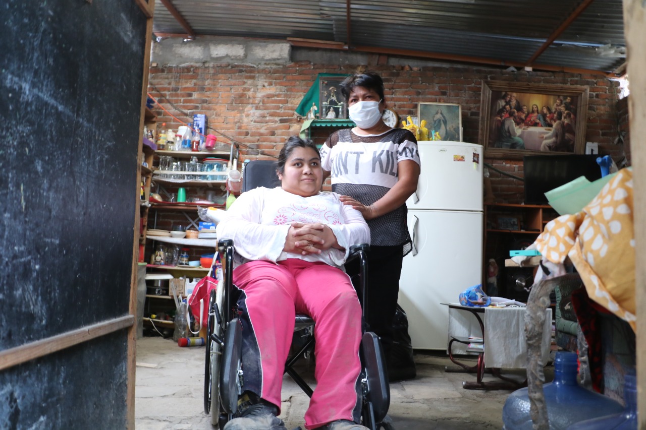 Joven con parálisis cerebral recibe se beneficia con apoyo del SEDIF Puebla