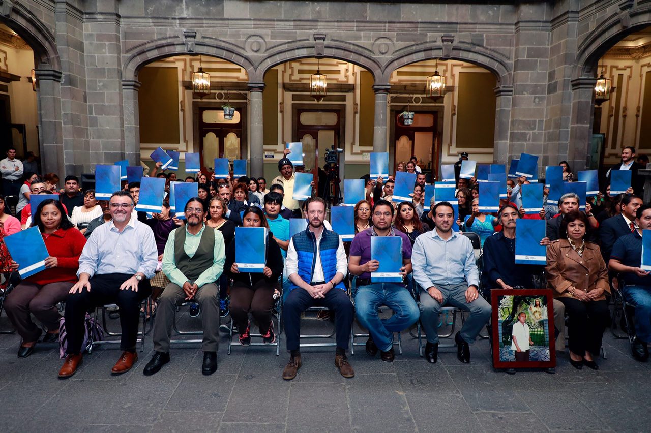 Banck entrega escrituras a locatarios de mercados de Puebla