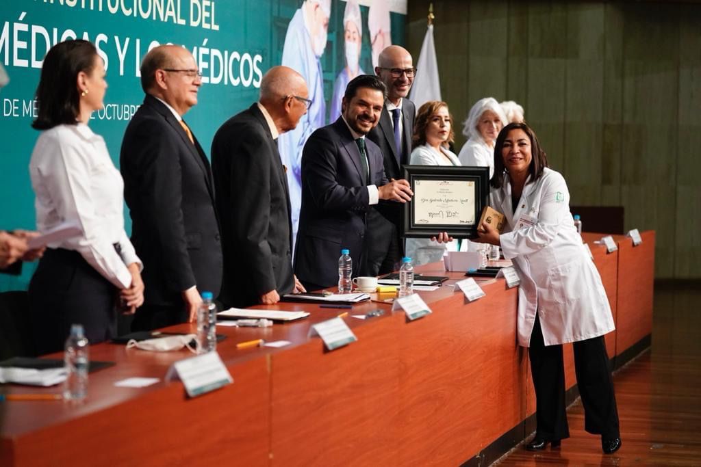 Otorga IMSS reconocimiento nacional al mérito a médicos poblanos 