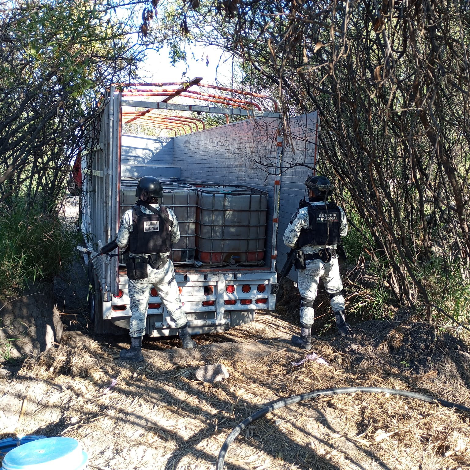 Guardia Nacional asegura tractocamión con bidones cargados con hidrocarburo