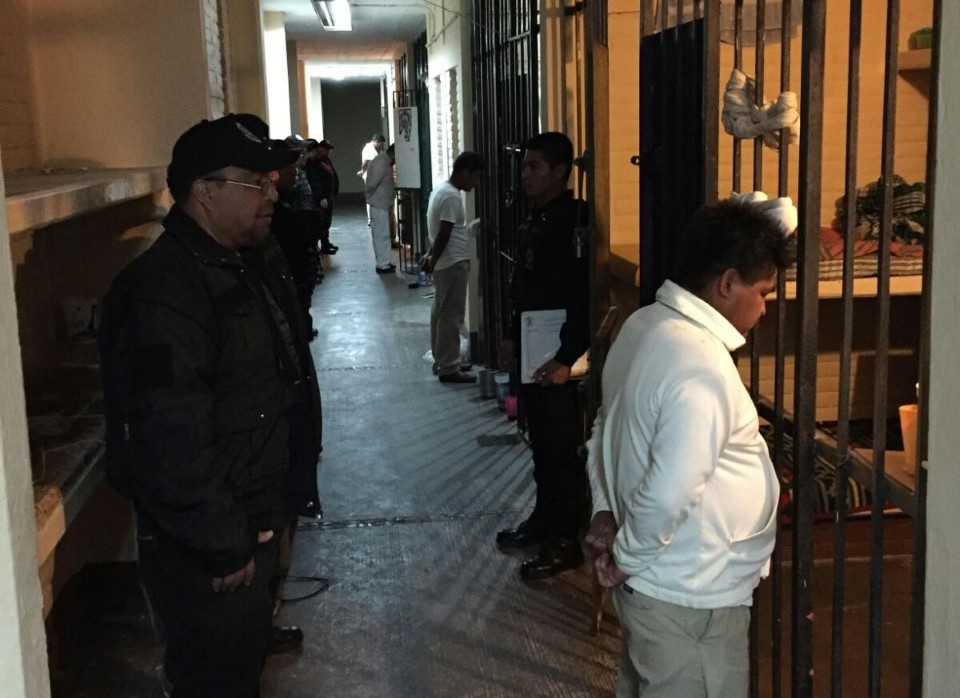 Hallan 66 mil pesos y puntas hechizas a presos de Tehuacán