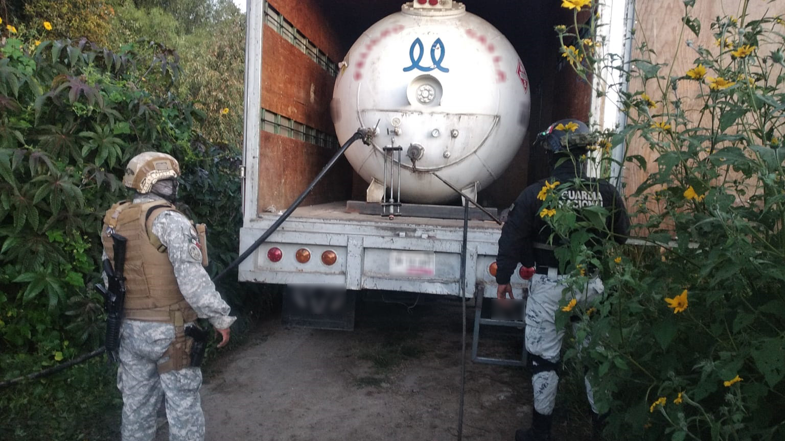 Guardia Nacional asegura contenedor cargado de Gas LP oculto en caja seca