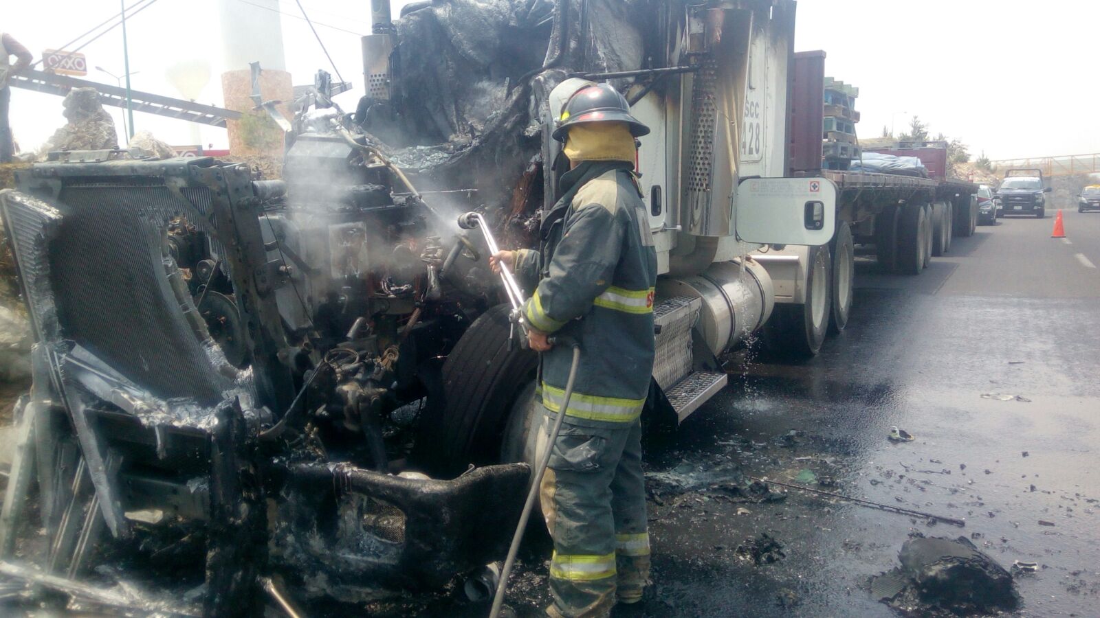 Tráiler incendiado es apagado por los bomberos en periférico