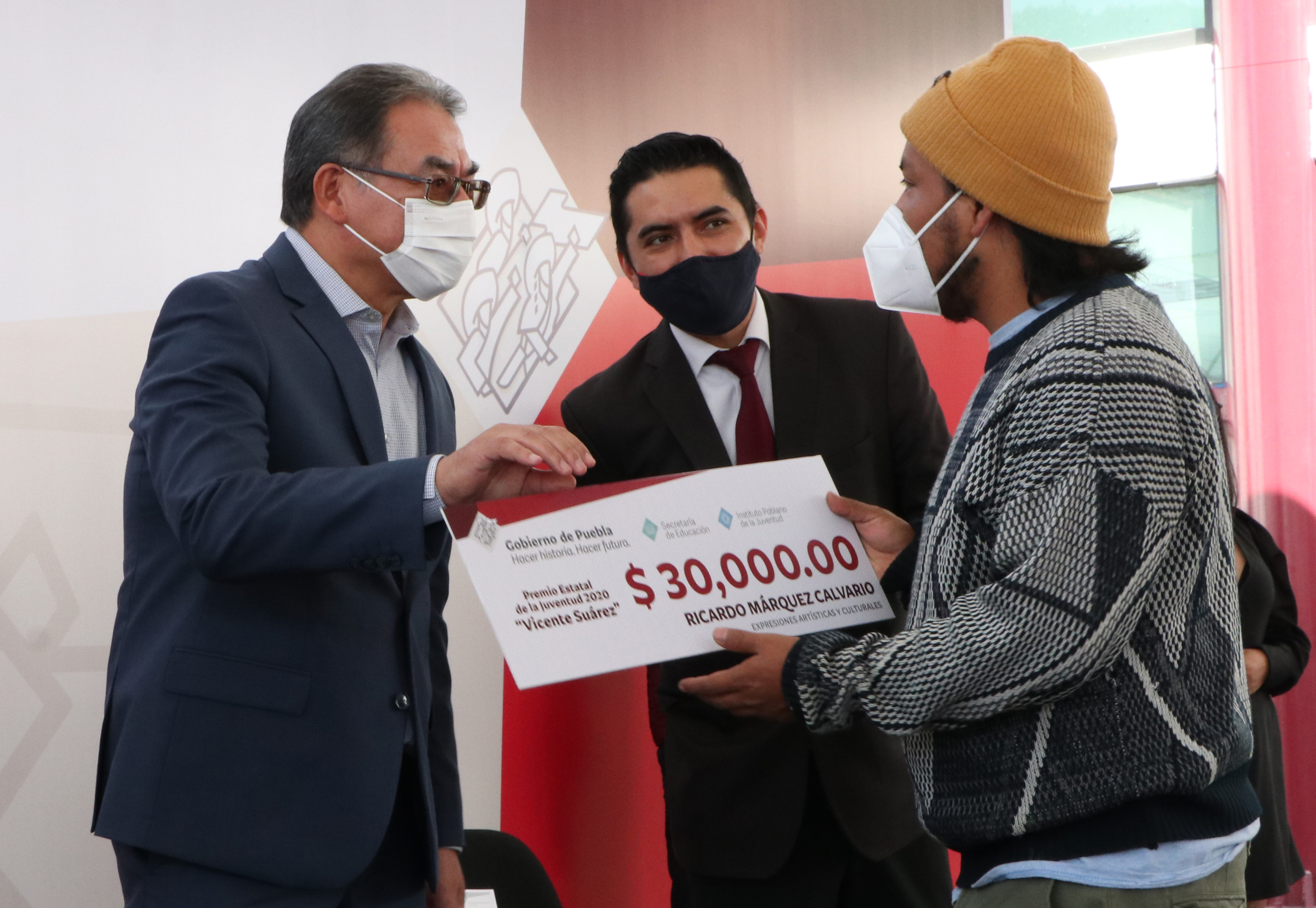 Jóvenes poblanos reciben Premio Estatal Vicente Suárez